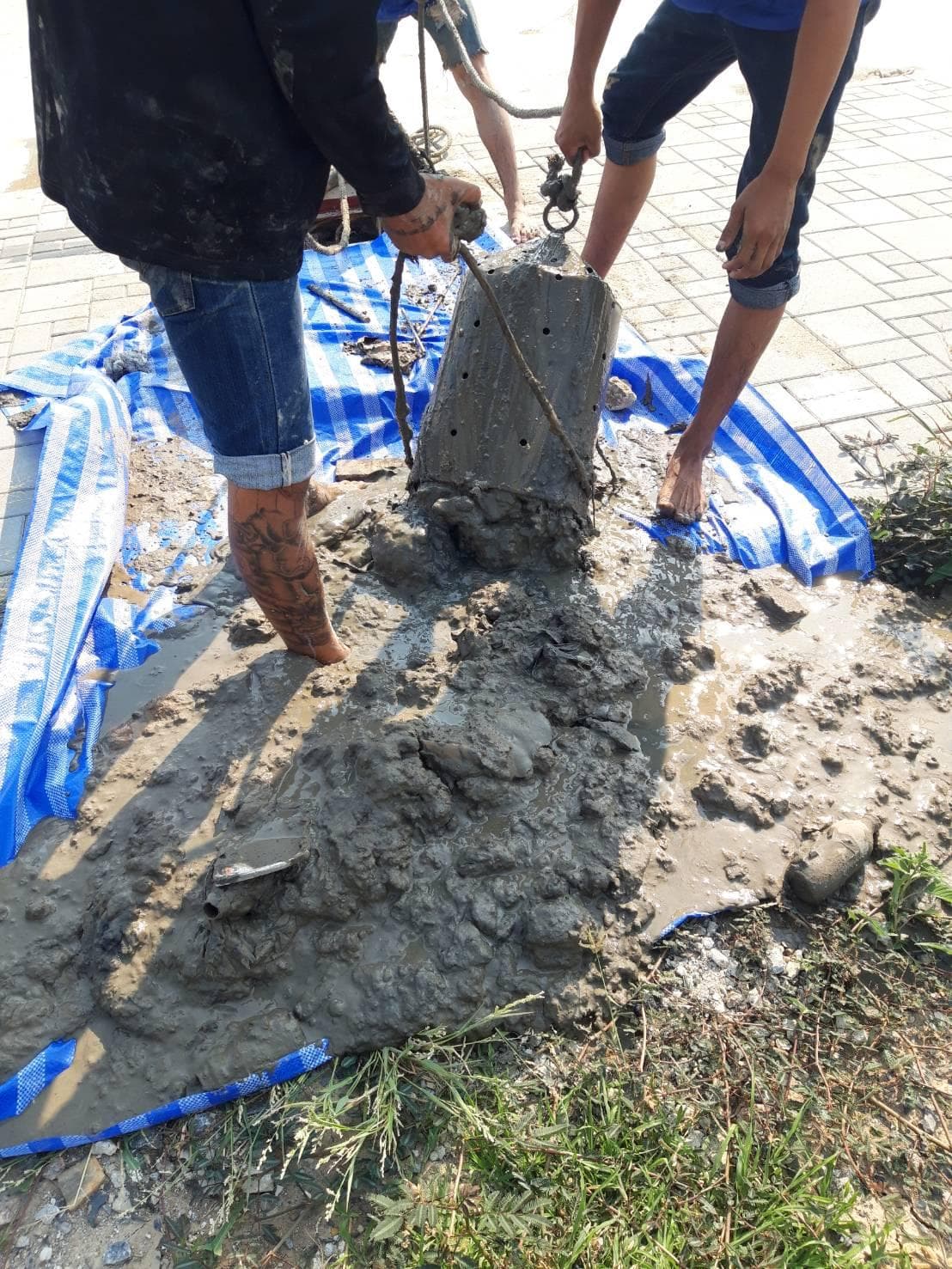 ตะกร้ากรองและตะกอนที่ตักขึ้นจากบ่อ — ล้างบ่อบำบัด บ่อดักไขมัน