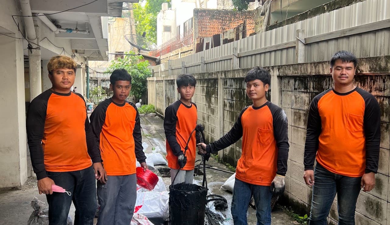 ทีมช่างนุพร้อมอุปกรณ์หลังจบงานท่อตัน — ทะลวงท่อตัน