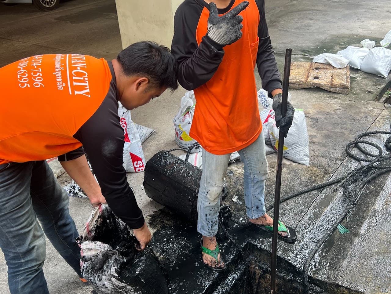 ช่างกำลังทำความสะอาดจุดอุดตันในท่อ